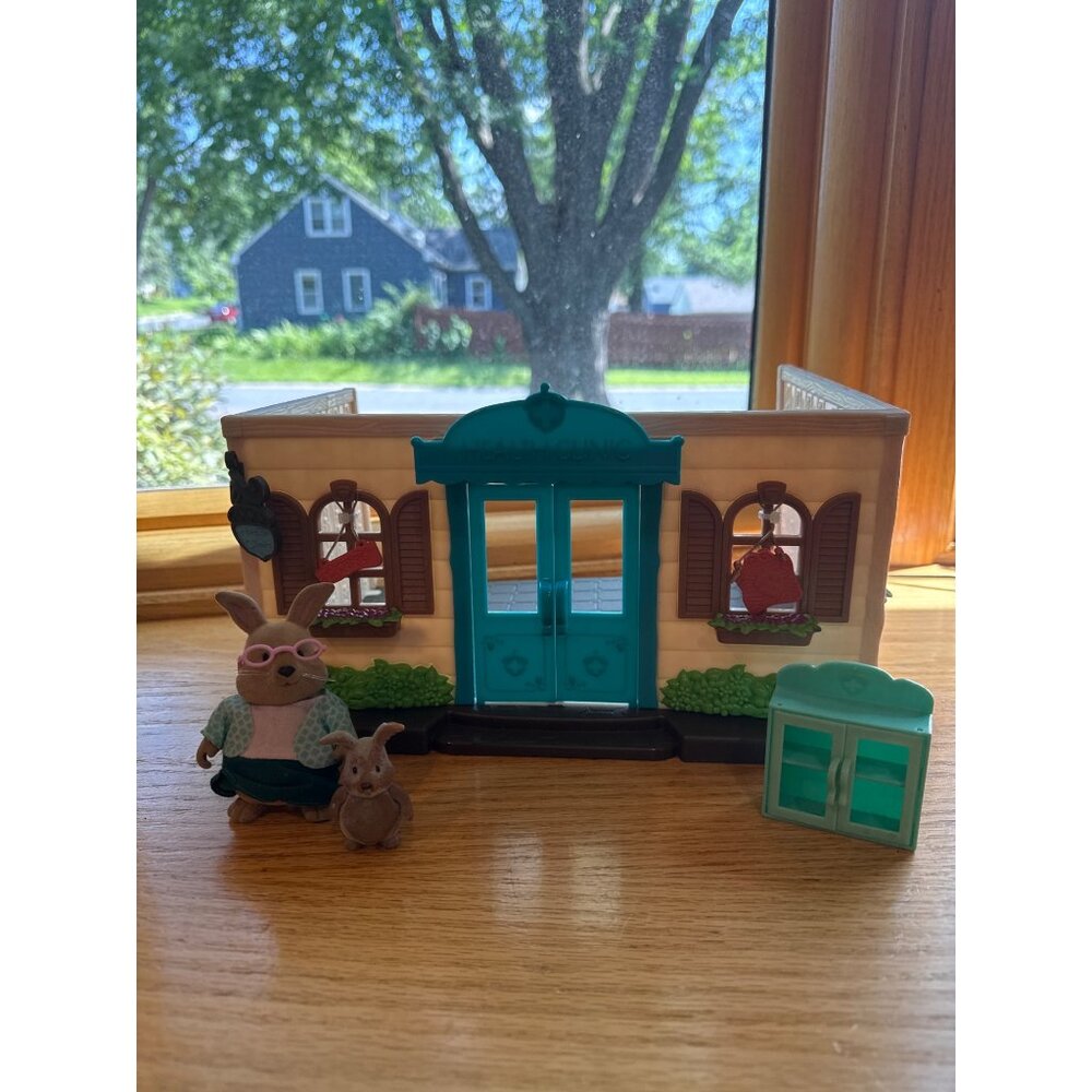 Lil Woodzeez Health Clinic Playset W/ Rabbit Figures & Accessories